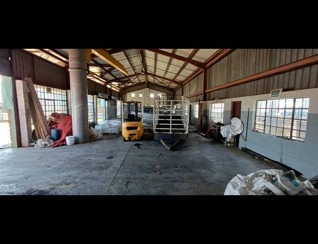 1,100M² BUILDING FOR SALE IN APEX